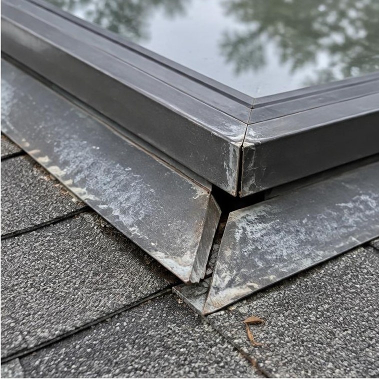 Skylight curb flashing